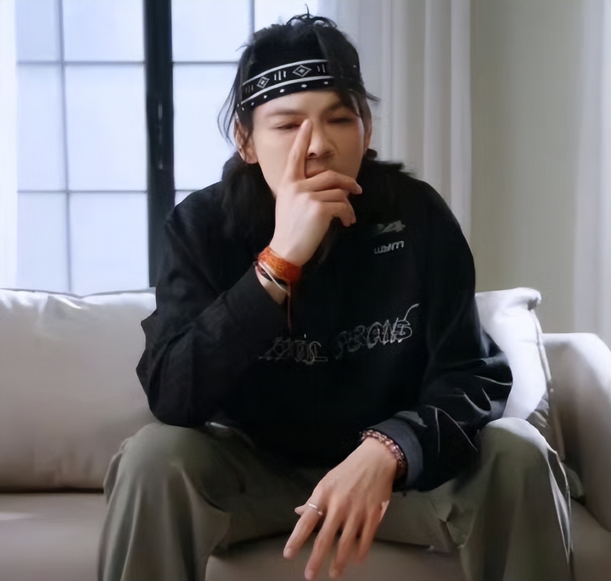 有钱人都爱女装？向佐穿深V裙走红毯，郭碧婷：你比我有女人味