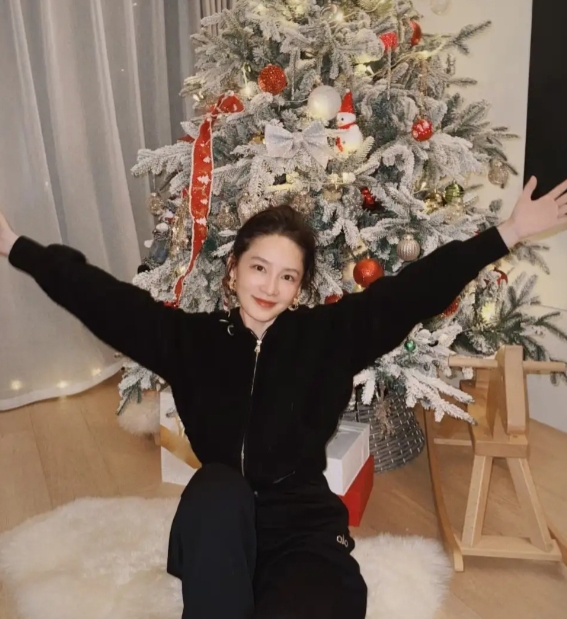 李沁的圣诞仪式感，身穿黑装配红兔，氛围感拉满