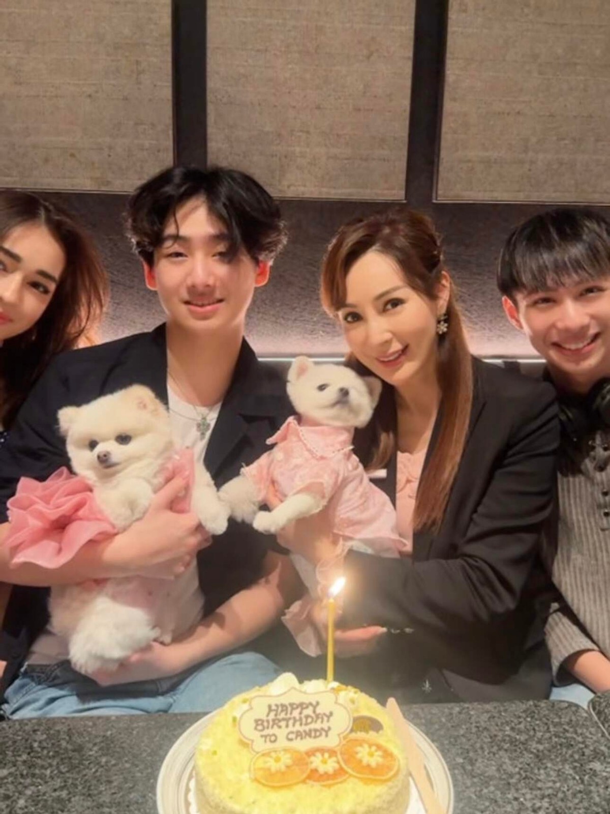 60岁香港女星穿校服装亮相活动,网友大赞是美魔女,暂不考虑结婚