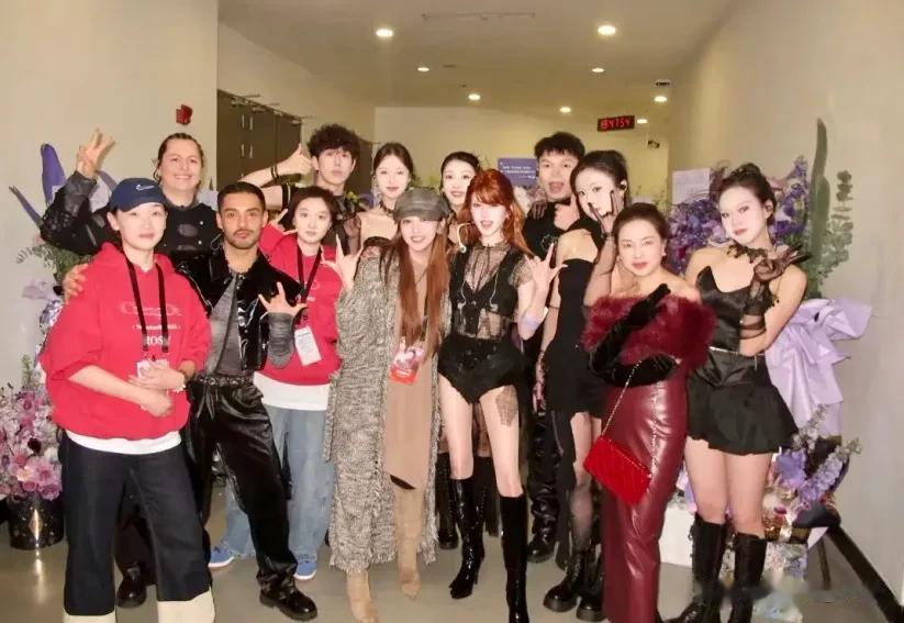 赵露思演唱会后台大合照曝光！一旁的露思妈妈狐领红皮衣太潮了
