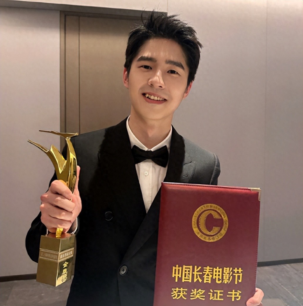 刘昊然斩获影帝不到24小时，恶心一幕发生，易烊千玺意外“躺枪”