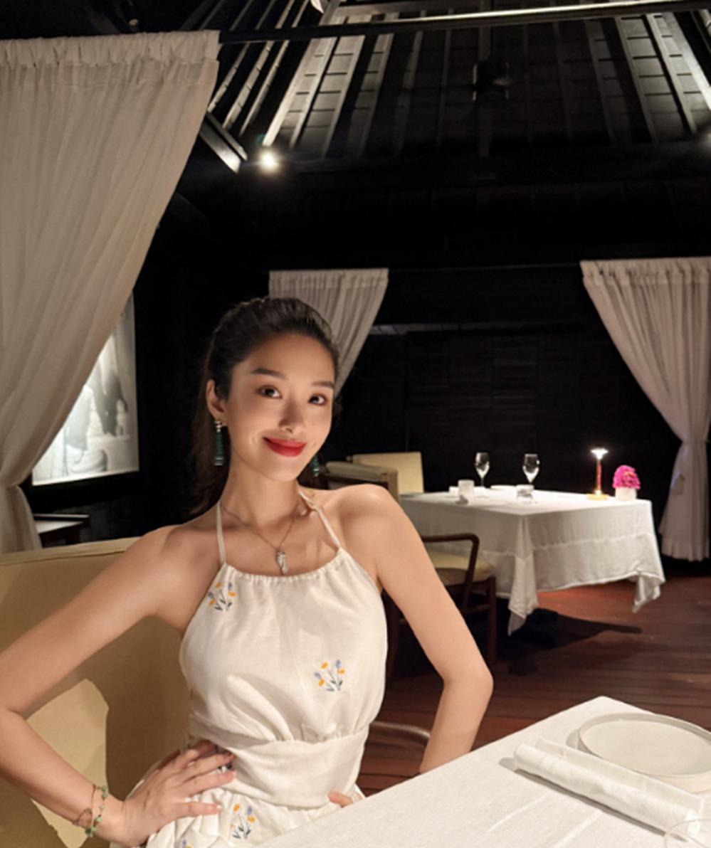 杨采钰被曝在日本低调待孕，黄外套撑起小腹弧度，这状态瞒不住了！