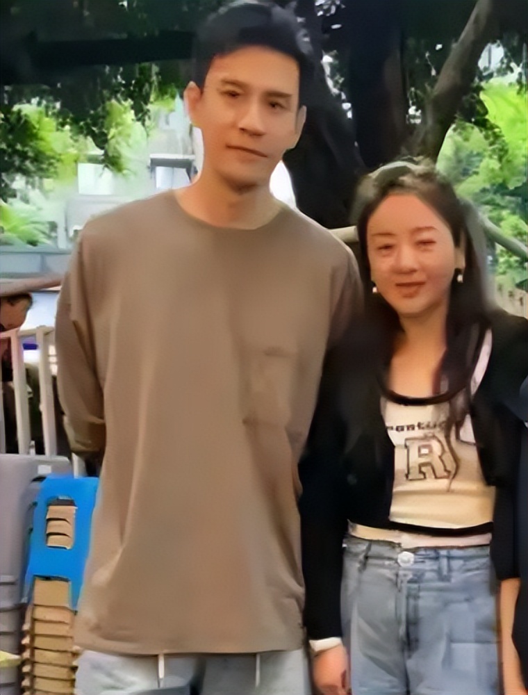 经超夫妇现身藏区！小李琳皱纹多、又矮又肥，牵老公手被嘲像母子