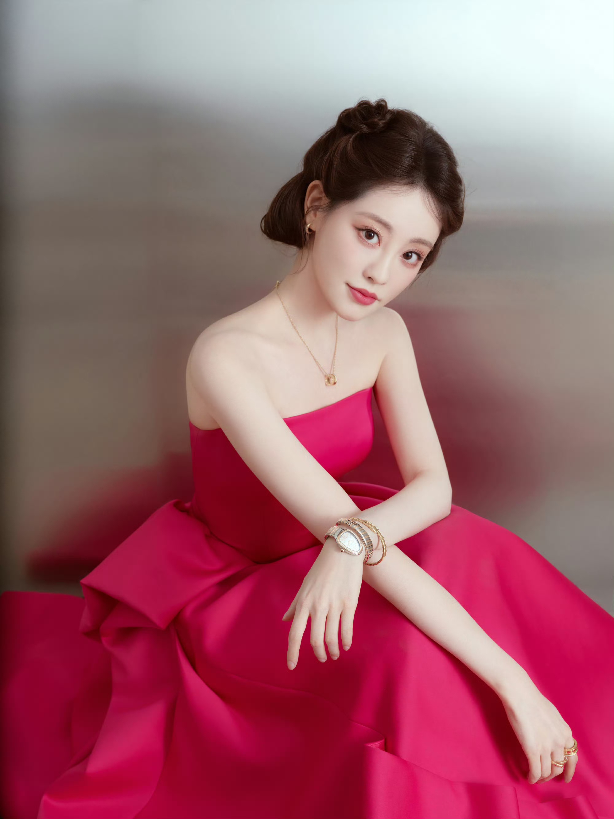 祝绪丹抹胸红裙，勾勒绝色身材