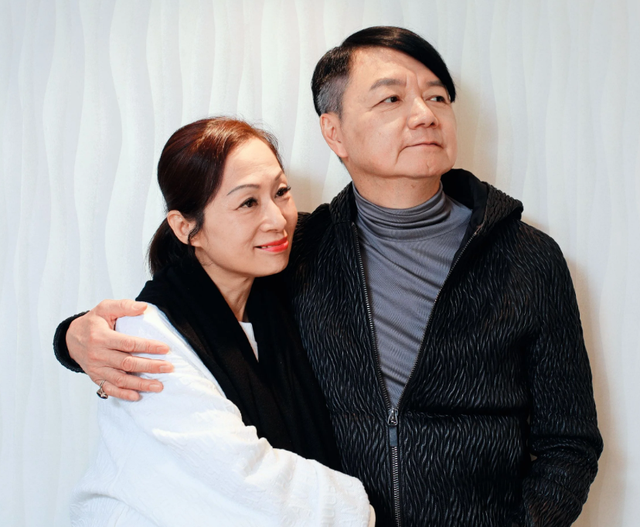 艾威为Lisa举行葬礼,手捧亡妻遗照送别,伤心过度竟忘了带陪葬品