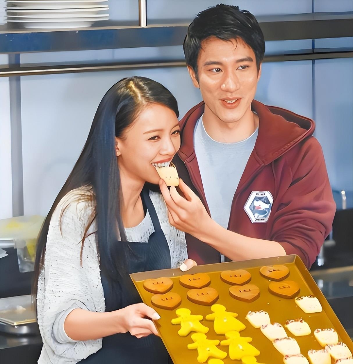 许玮甯和李靓蕾提前过圣诞！李靓蕾皮松肉垮，下巴尖的像格格巫