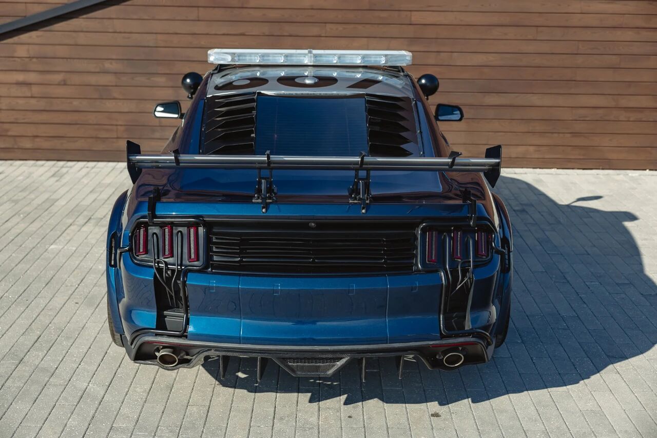 从银幕反派到收藏圣物，电影《变形金刚》里的福特野马霸天虎警车想要吗？