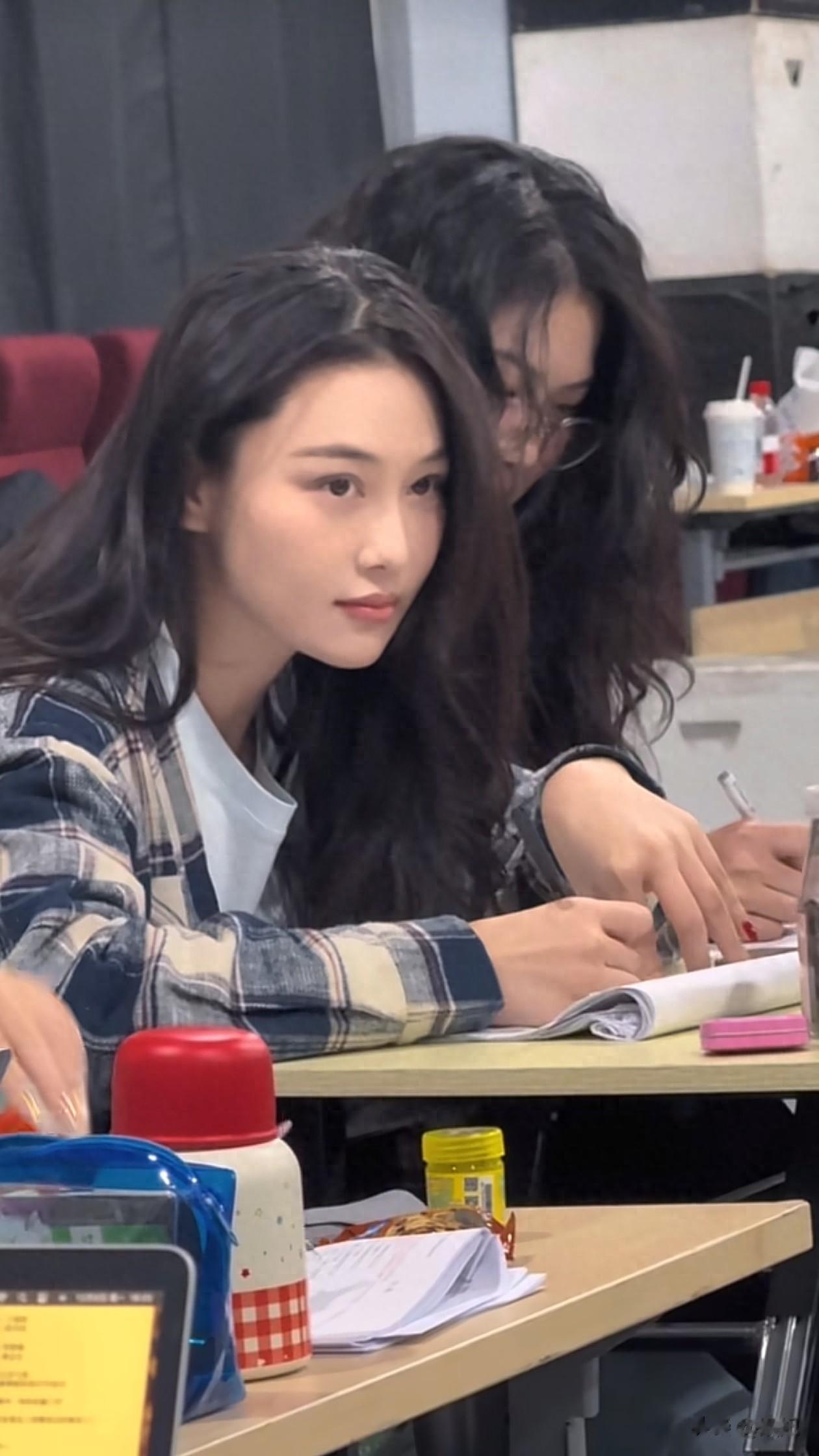 38岁张馨予分享上课日常！微卷发+格子外套，侧颜绝了 嫩得像女大