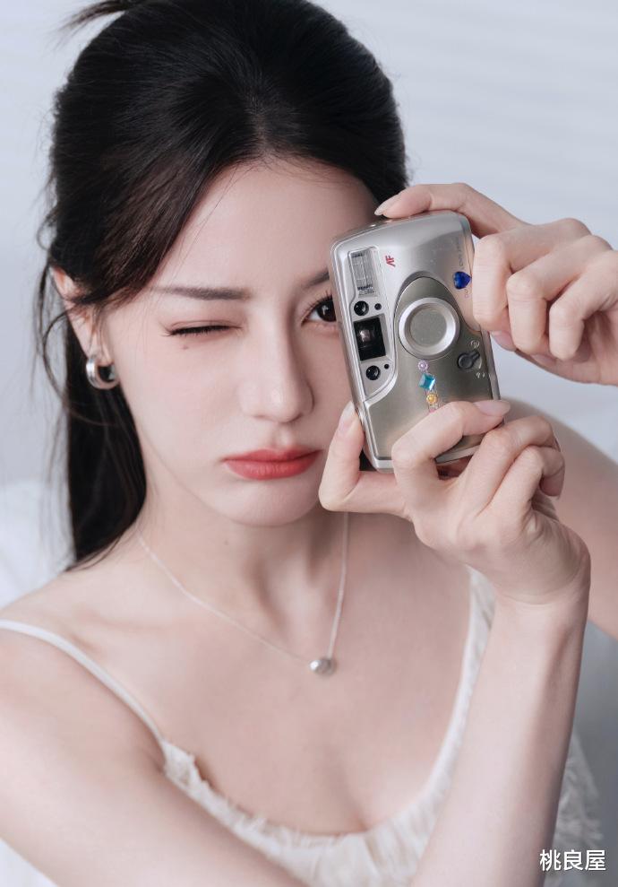 迪丽热巴居家大片：藏在松弛感里的 “元气哲学”