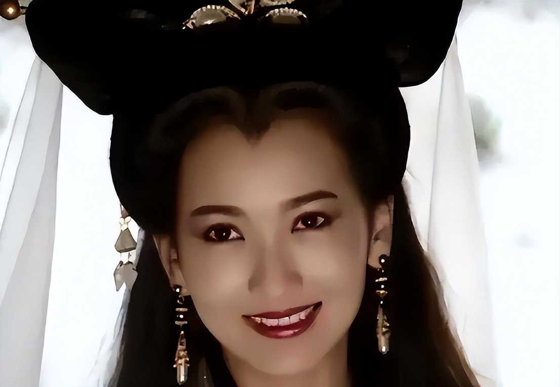 71岁赵雅芝南京吃火锅，皮肤松弛满脸皱纹，网友：不老女神真老了