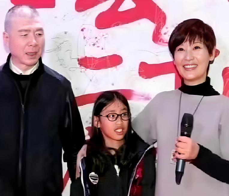 冯小刚也意想不到, 养女躲闪的表情, 暴露了他跟徐帆的真实婚姻状况