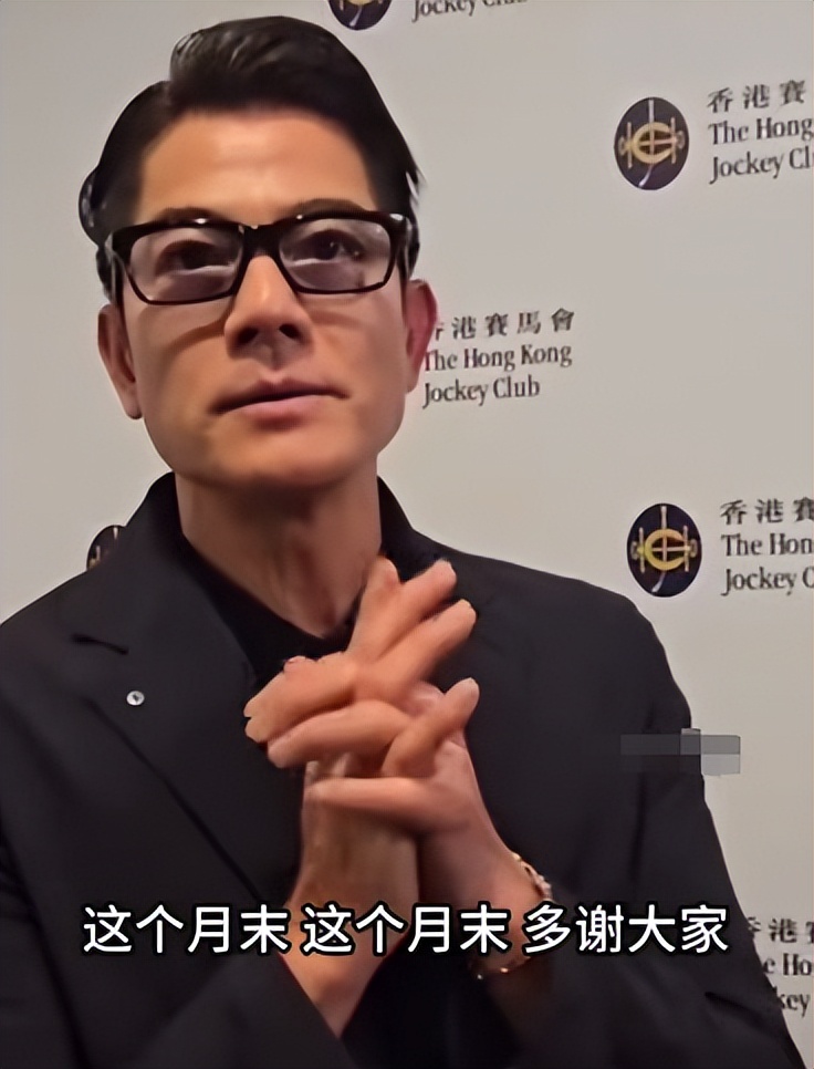 方媛孕晚期和闺蜜逛街！肚大如萝依旧很灵活，女明星帮提包排面足