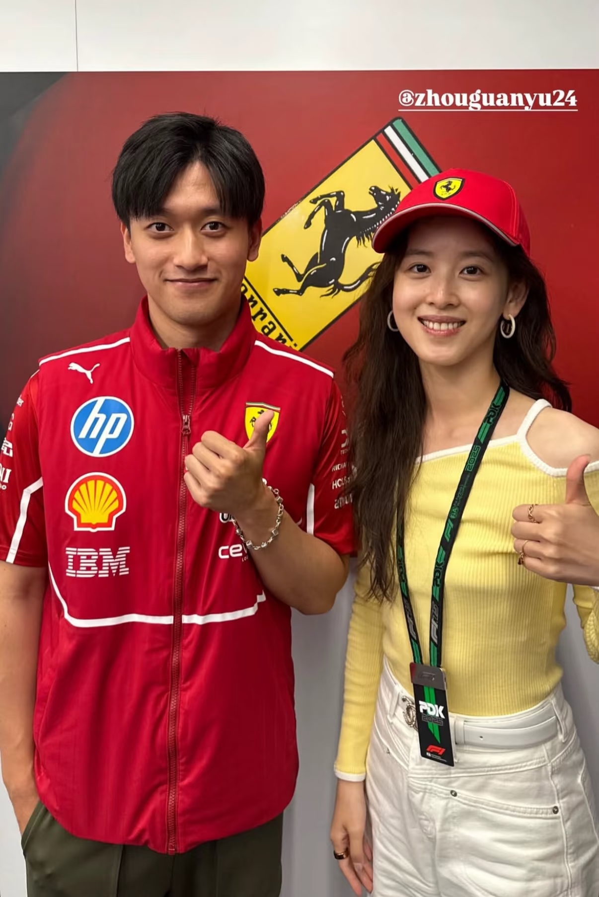 章泽天又在外网晒照了，她穿运动短裙去打网球，身材扁平像高中生