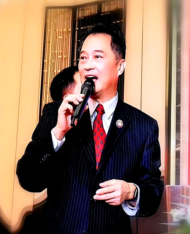 上海知名主持孙启新：和初恋恩爱38年，年近70岁夫妻俩都好有气质