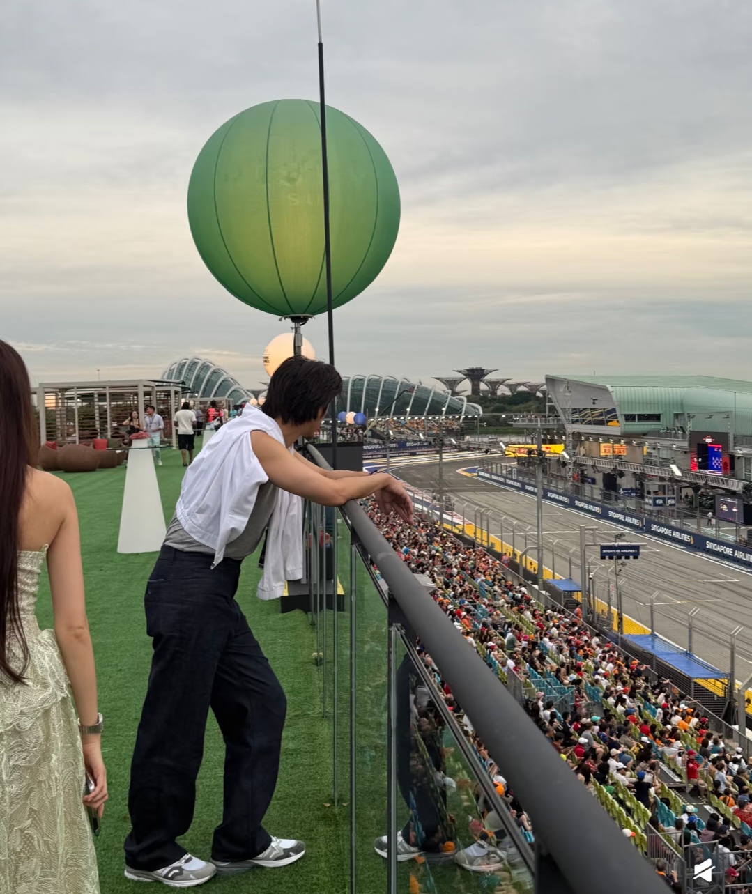 徐子淇与李家诚现身新加坡,火辣造型凸显好身材,大双眼皮不自然