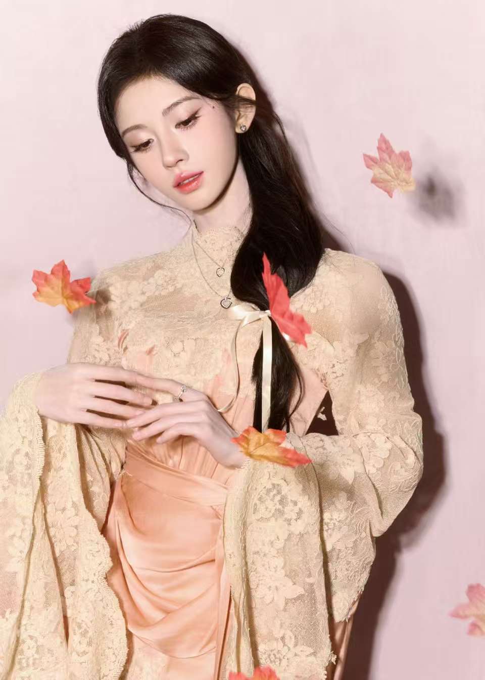 【纸扇翩然,翻阅异常翩翩起舞的乐章】——鞠婧祎