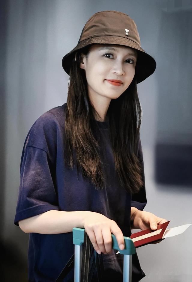 李沁奥斯陆机场回国抵达北京路透,渔夫帽搭配阔腿裤,休闲大方