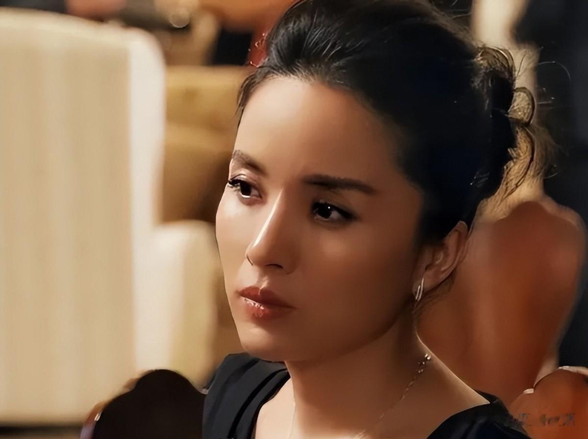 她26岁成了双料影后，嫁给靳东后，高龄生子被丈夫宠成手中宝