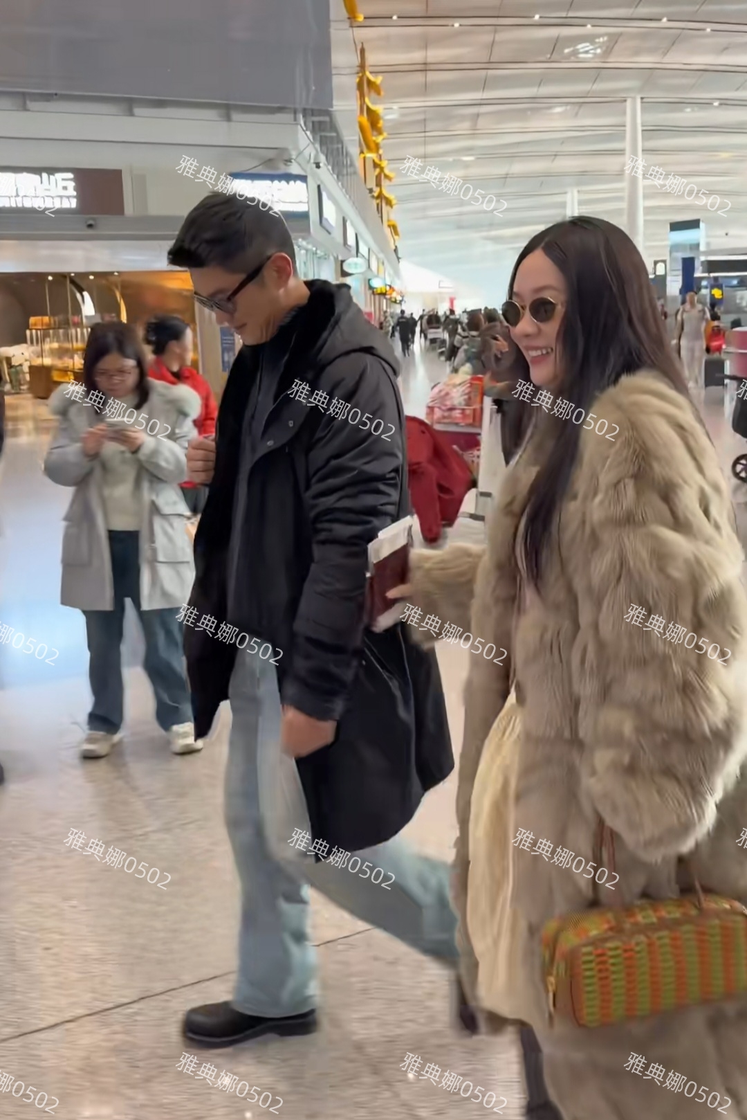 霍思燕怎么也开始学李湘走贵妇风了?凌乱的黑长直配皮草十分土豪