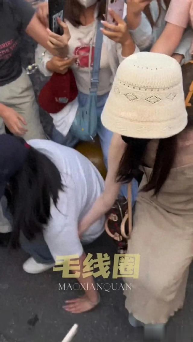 宋轶好暖！看到粉丝摔倒立马上前搀扶，真的是刻在骨子里的温柔