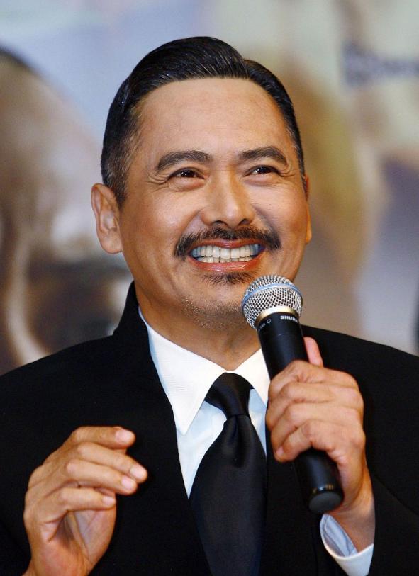 姜还是老的辣,70岁周润发颁奖典礼现身,气场碾压在场众人