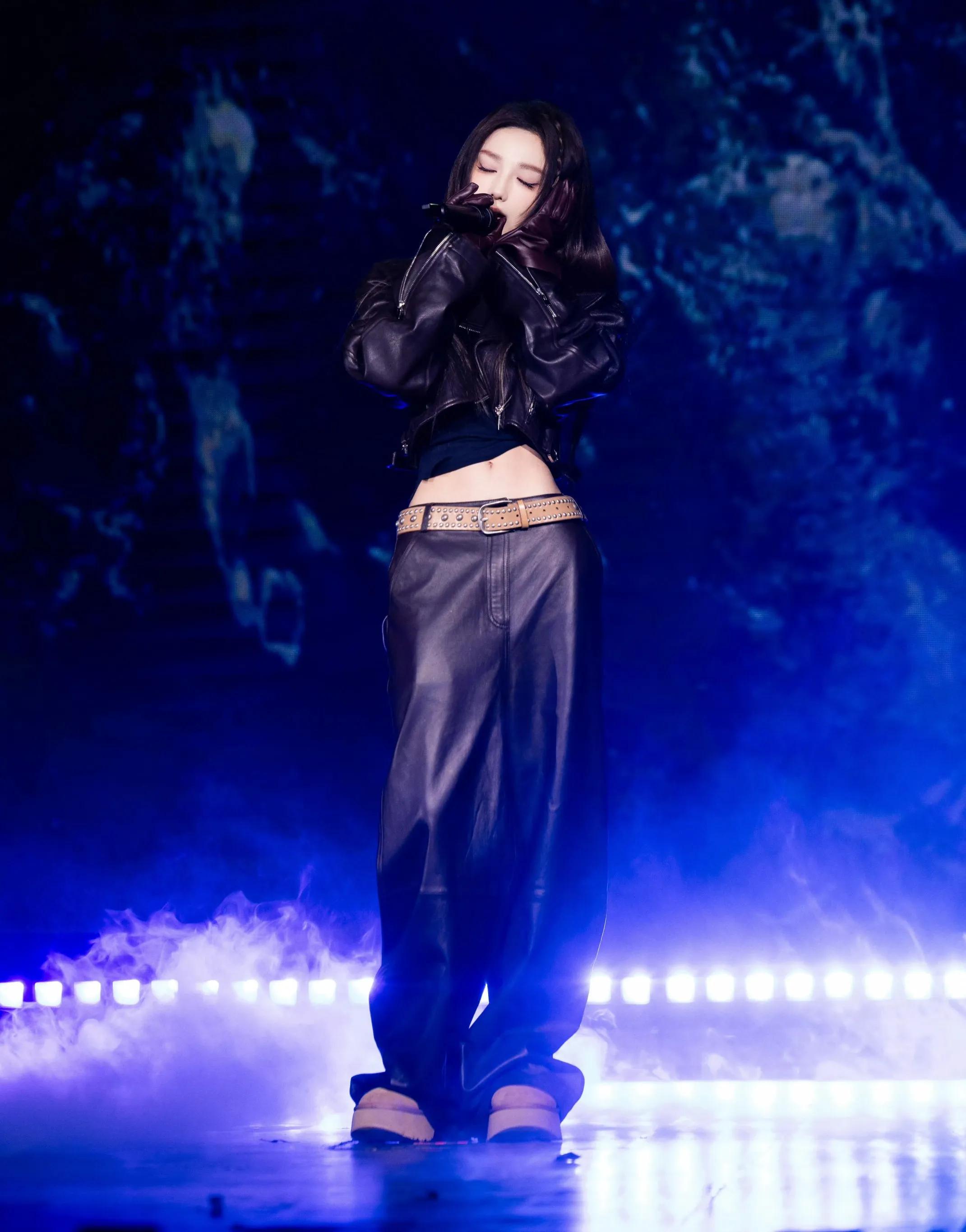 彭小苒演唱会美图，性感小蛮腰绝了