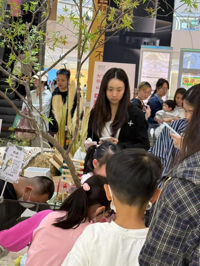 17岁森碟在北京合生汇被偶遇，纯素颜买仓鼠，下巴矫正后好漂亮