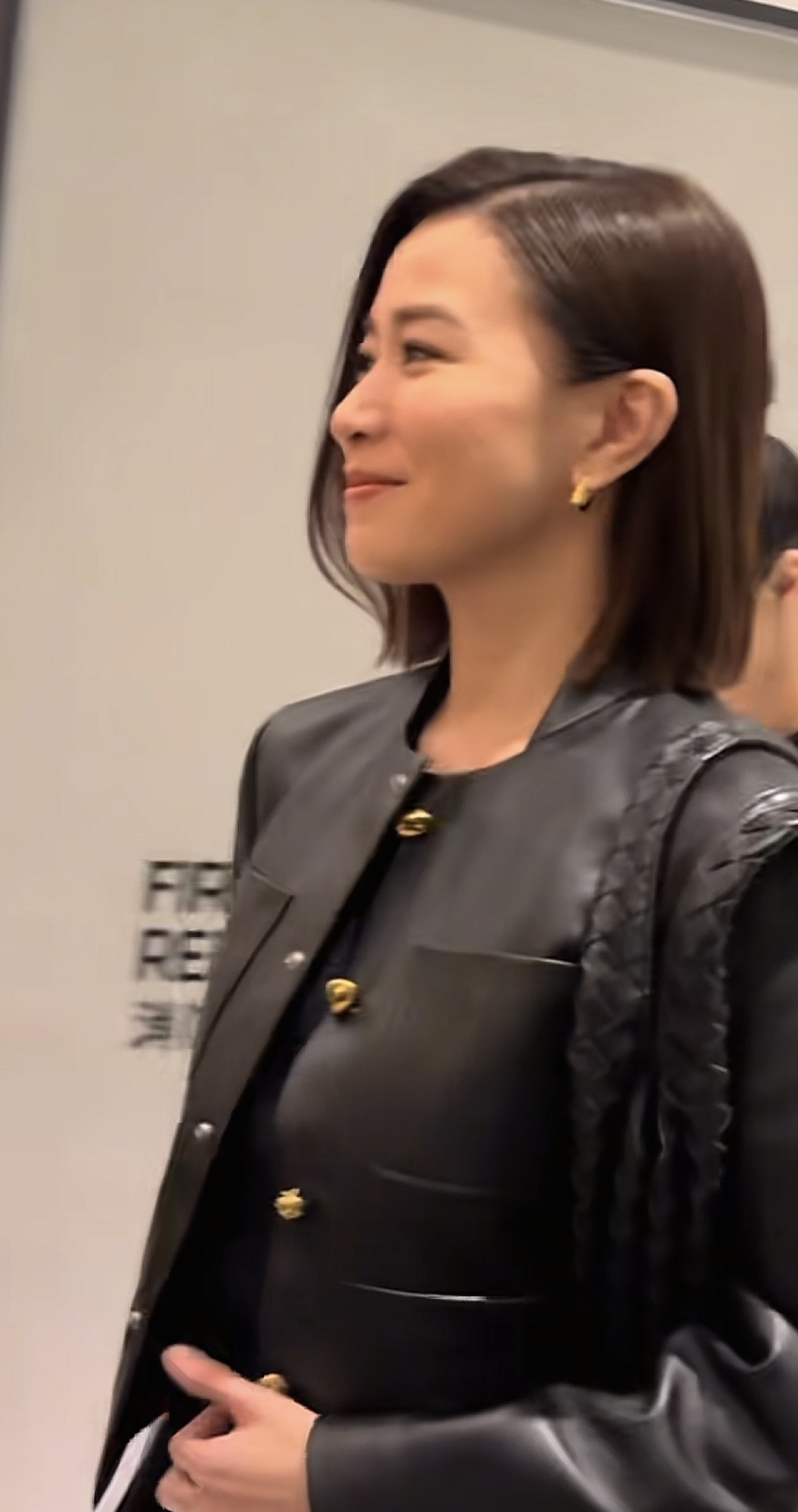 佘诗曼香港被偶遇,人群中美的很突出呀,如今50岁了状态真超好!