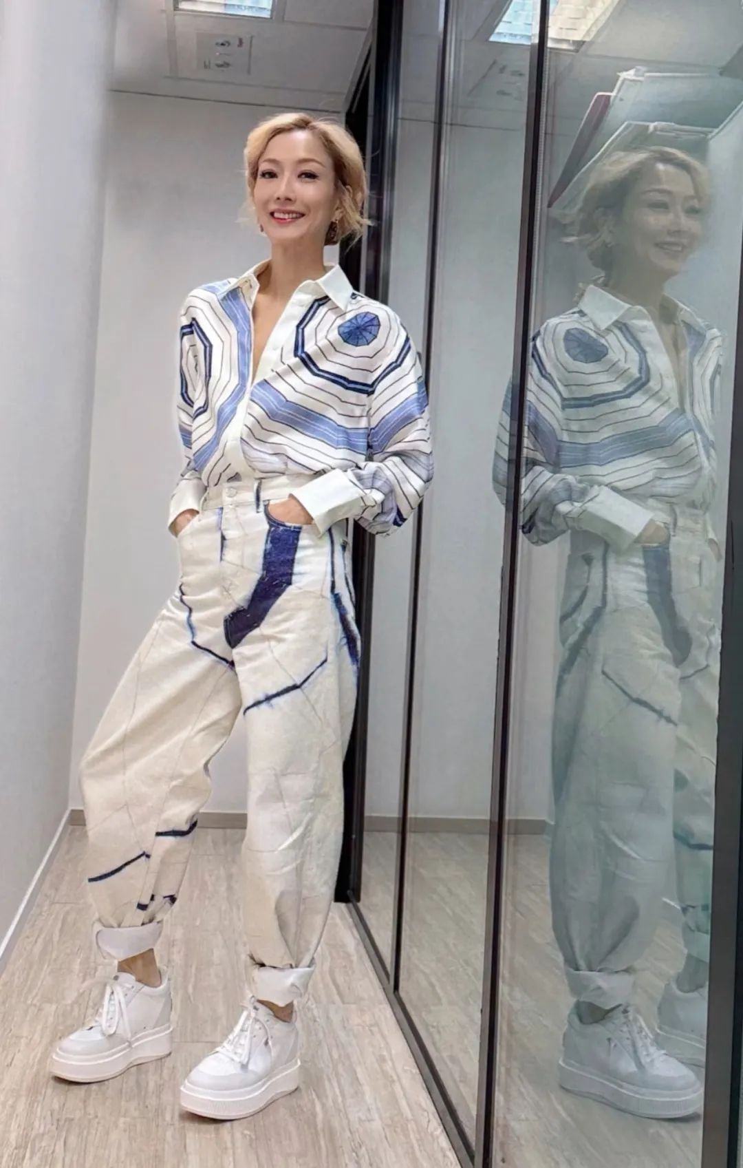 被53岁港女郑秀文现状惊艳到！原来身材管理好了，色彩斑斓也很美