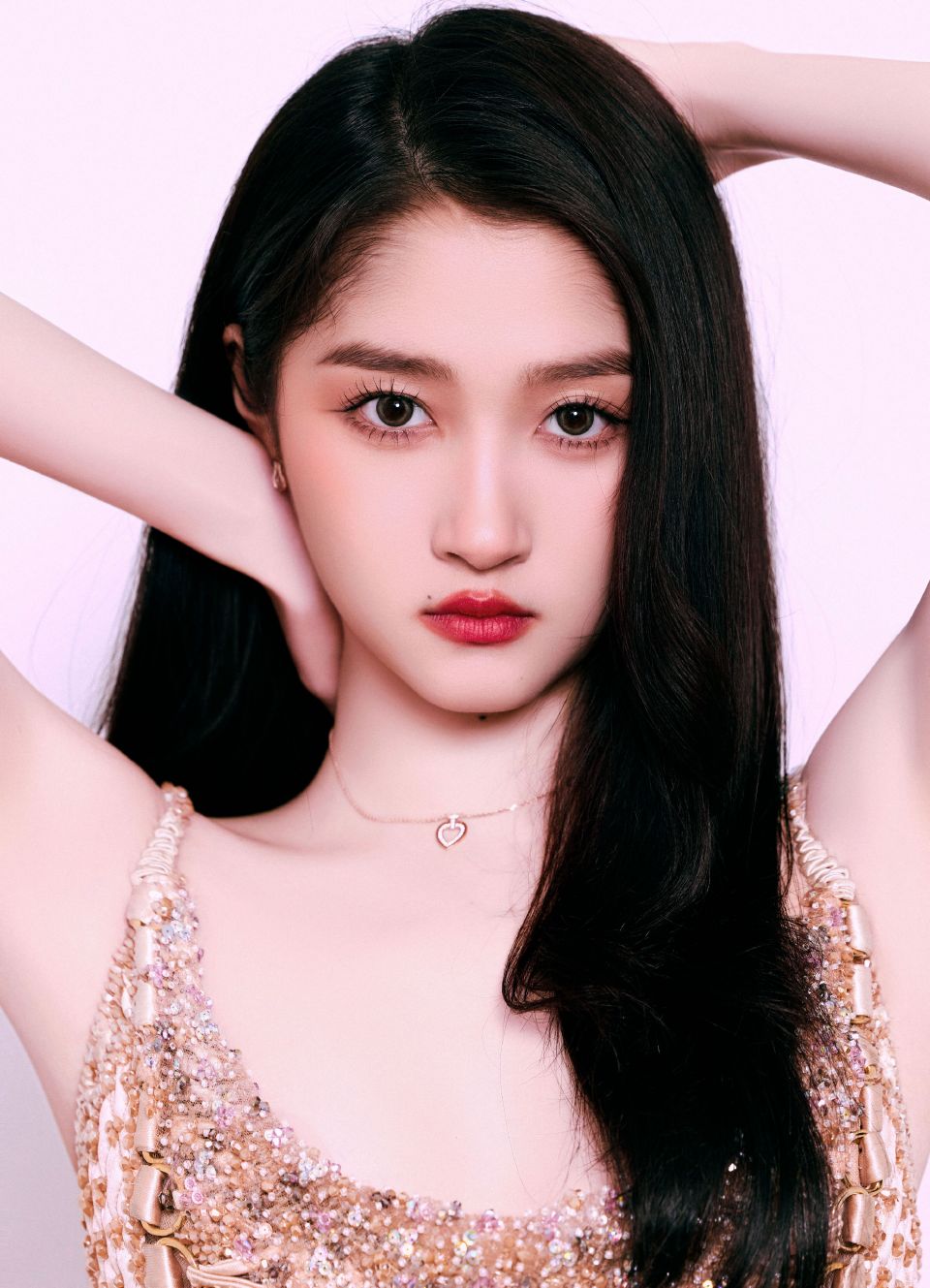 鎏金人鱼既视感!关晓彤亮片高开衩长裙,大长腿滑出屏幕