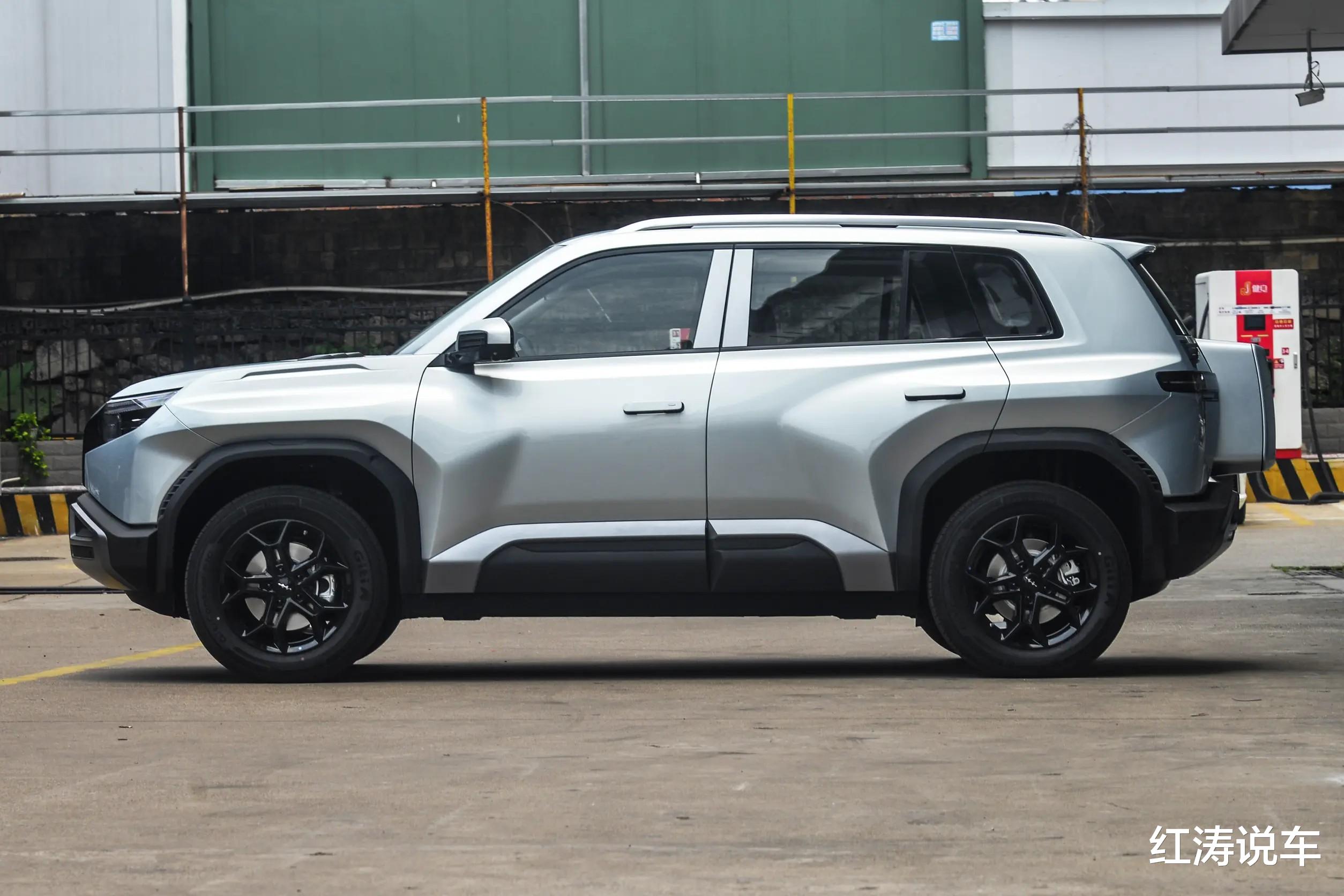 方程豹钛3：方盒子造型，提供后驱和四驱，适合年轻人的纯电SUV