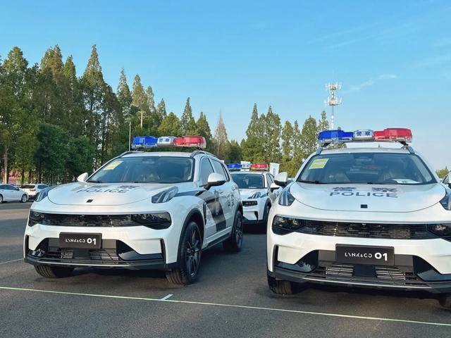 公务车新宠，解锁领克01从街头追击到日常出勤的隐藏优势