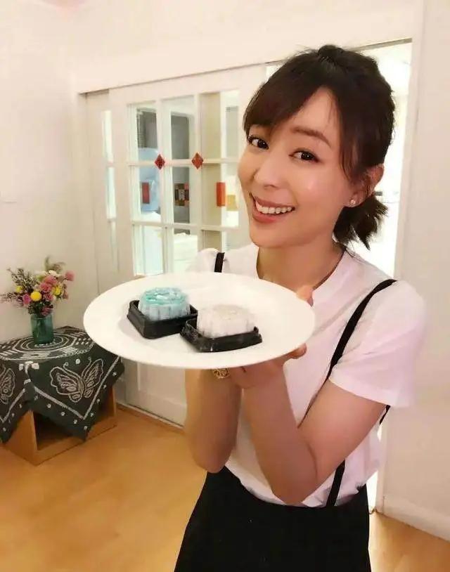 45岁张静初的院子，小院花花草草，圈粉无数网友，是向往的生活