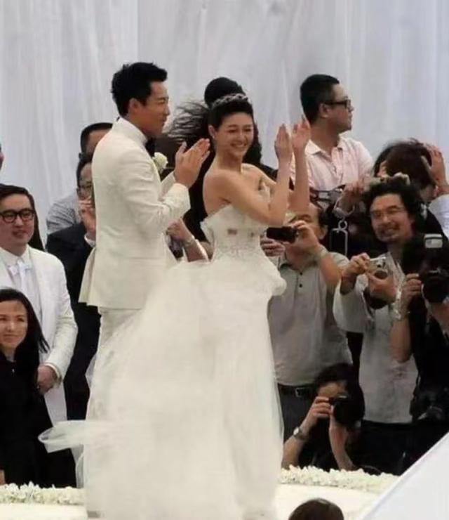 汪小菲婚礼刮大风画面曝光！在长城上誓言，张兰穿白色旗袍被喷