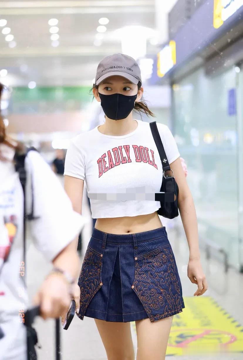 程潇露腰短T牛仔撕裂裙长靴一穿甜度归零酷感拉满大眼睛好可爱