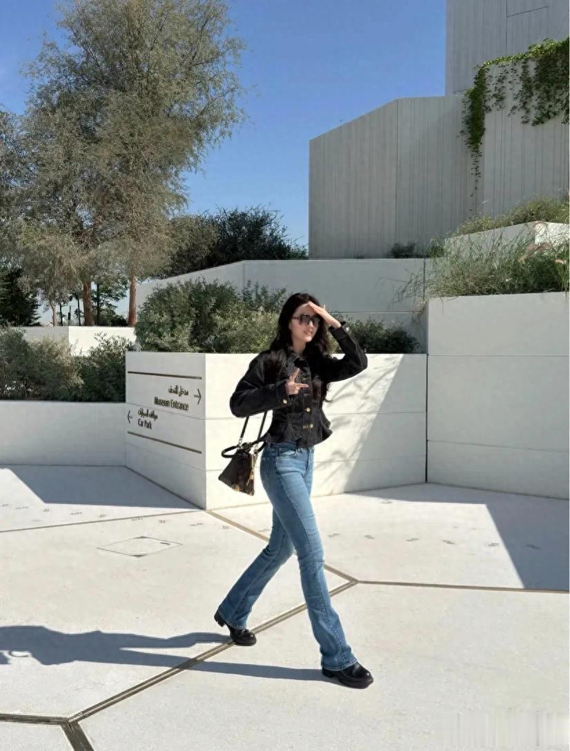 刘亦菲又晒旅行美照，穿搭简约却藏不住好身材，指间钻戒实力抢戏