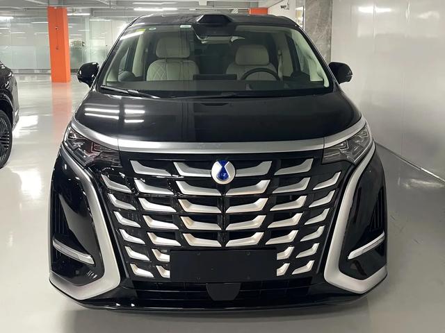 20多万买24款腾势D9,比25款便宜了十万,除了没有智驾还有啥区别