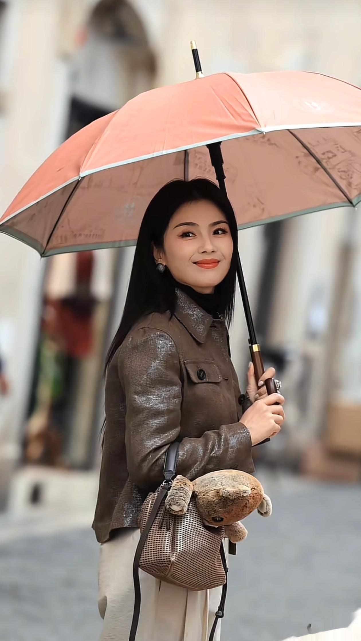 47岁刘涛街头穿搭:皮夹克+阔腿裤,时髦干练,气场强大又飒又美