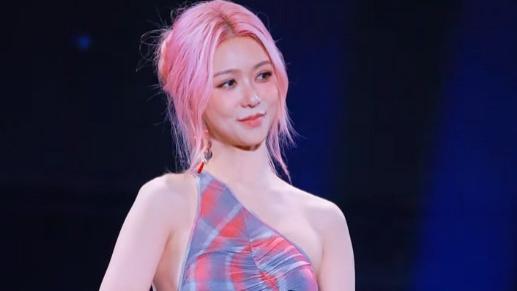 薛凯琪演唱会薄纱裙大秀美背：瘦到肋骨清晰可见引粉丝心疼