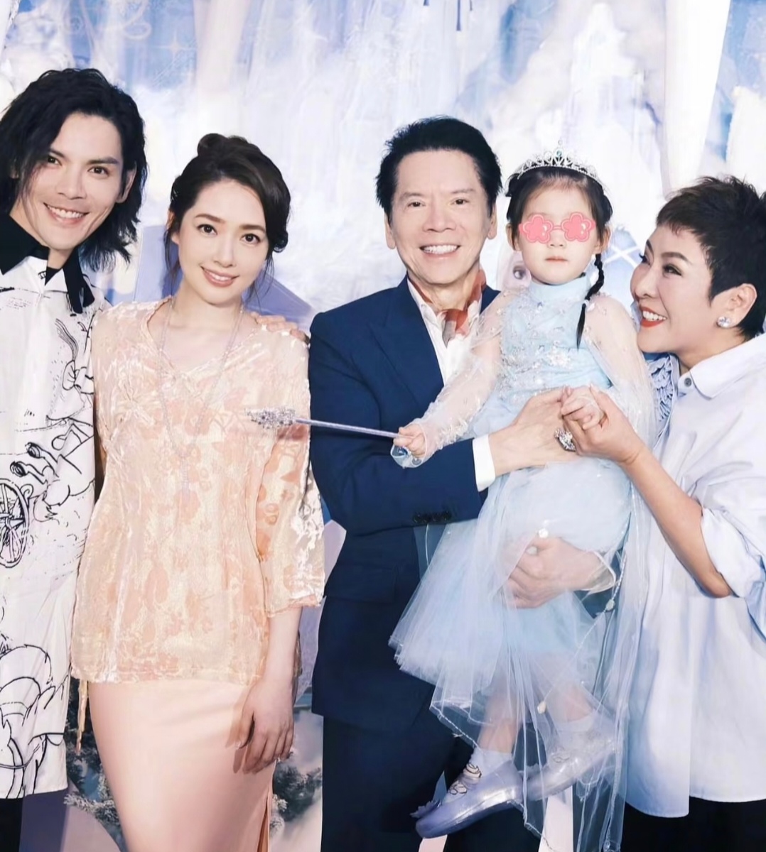 向华强77岁庆生宴照片曝光，5岁孙女真是团宠，向佐打扮清爽帅气