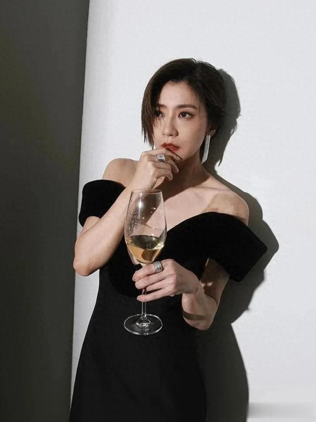 贾静雯瘦身效果真明显，深V黑裙尽显御姐魅力