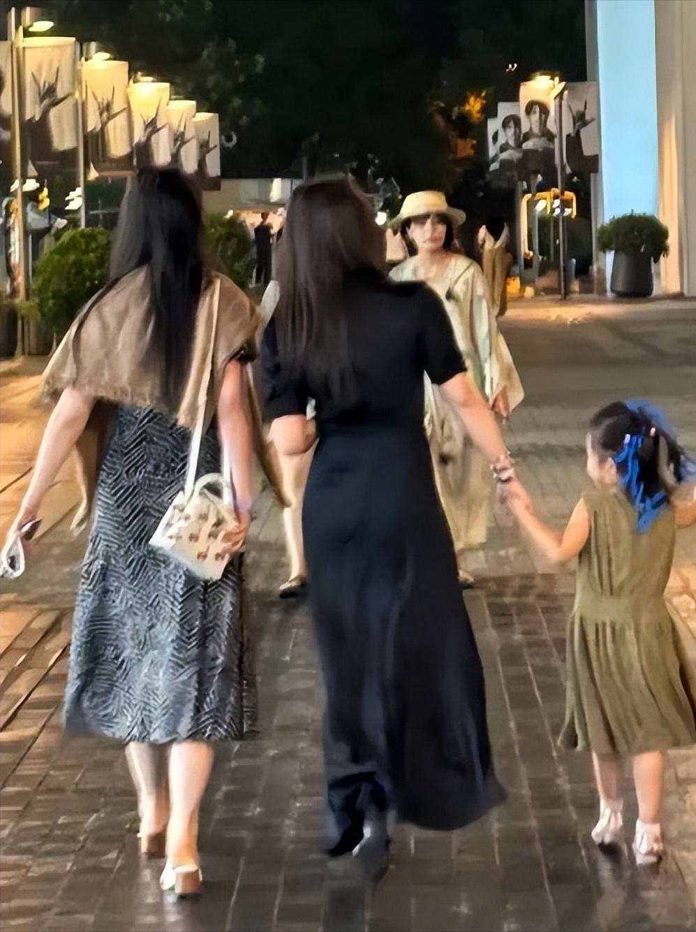 朱珠\采访风波\后首现身，和女儿在机场激动相拥，丝毫没有被影响