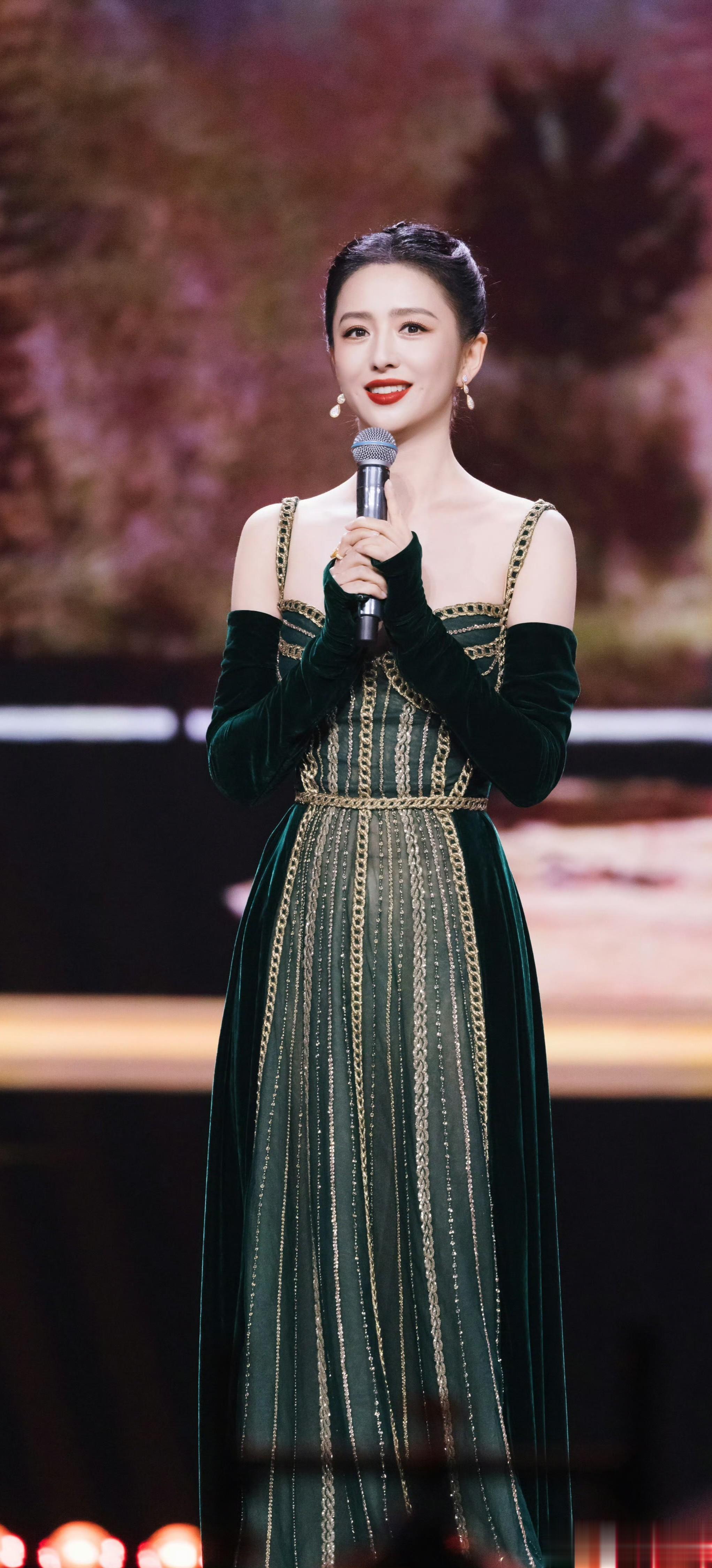 佟丽娅国剧盛典红毯造型，温婉如水的丫丫