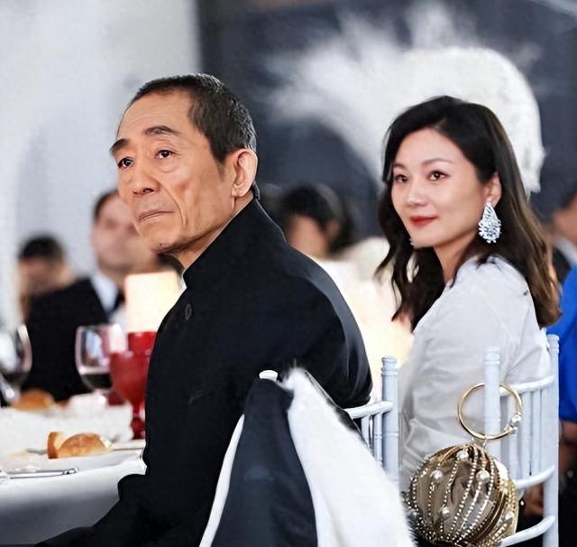 74岁张艺谋现状:43岁老婆韵味十足,仨孩子随妈妈