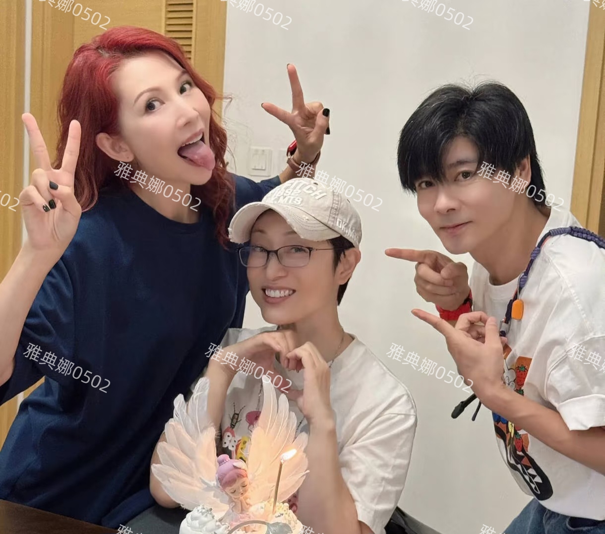 香港街头偶遇蔡少芬陈法蓉，两人身材保持得不错，但素颜暴露年龄