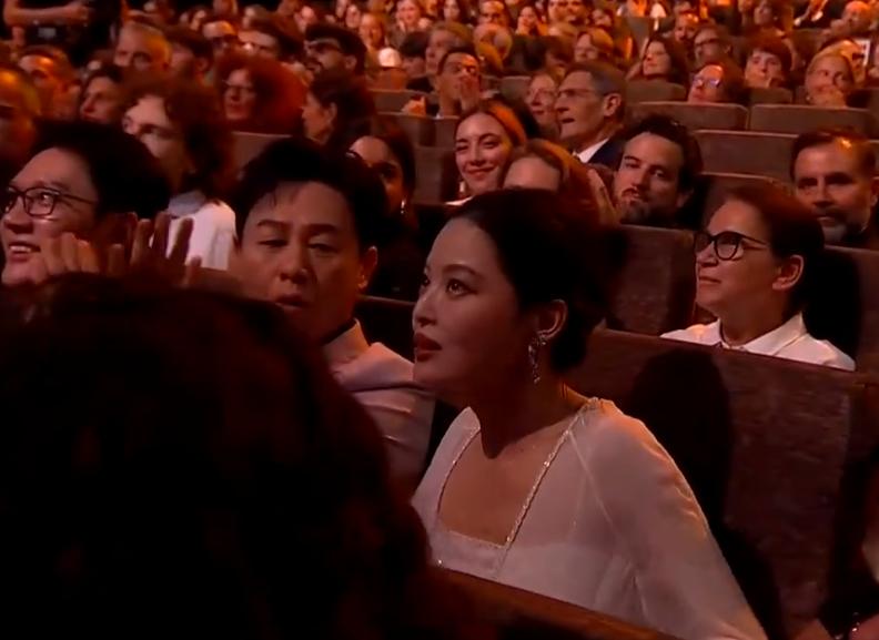 辛芷蕾夺威尼斯“影后”瞬间，张颂文微表情值得玩味，全程黑脸？