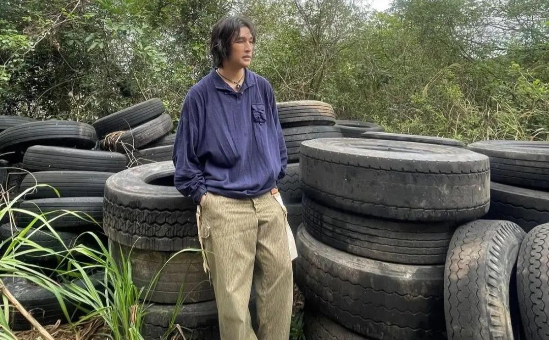 香港男星42岁生日考齐巴士牌照,曾拍摄中途被减片酬仍坚持拍戏