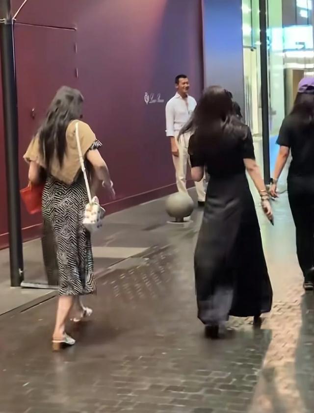 网友偶遇刘亦菲跟朱珠一家人逛街，两人因一起拍电视剧而成为闺蜜