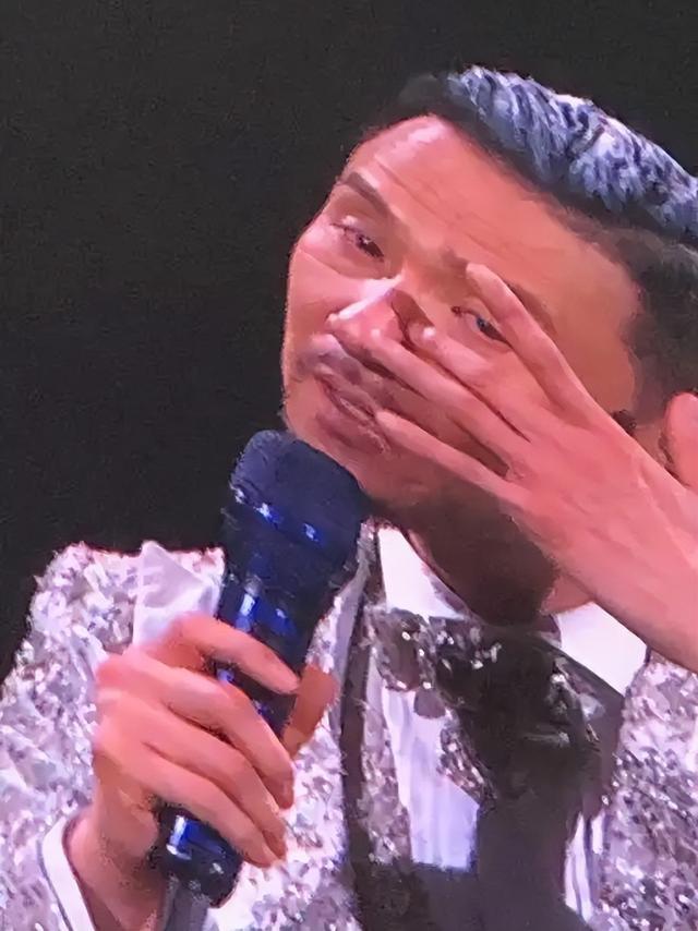 63岁频繁生病还开演唱会捞金,全网骂声一片,他却扬言回馈粉丝