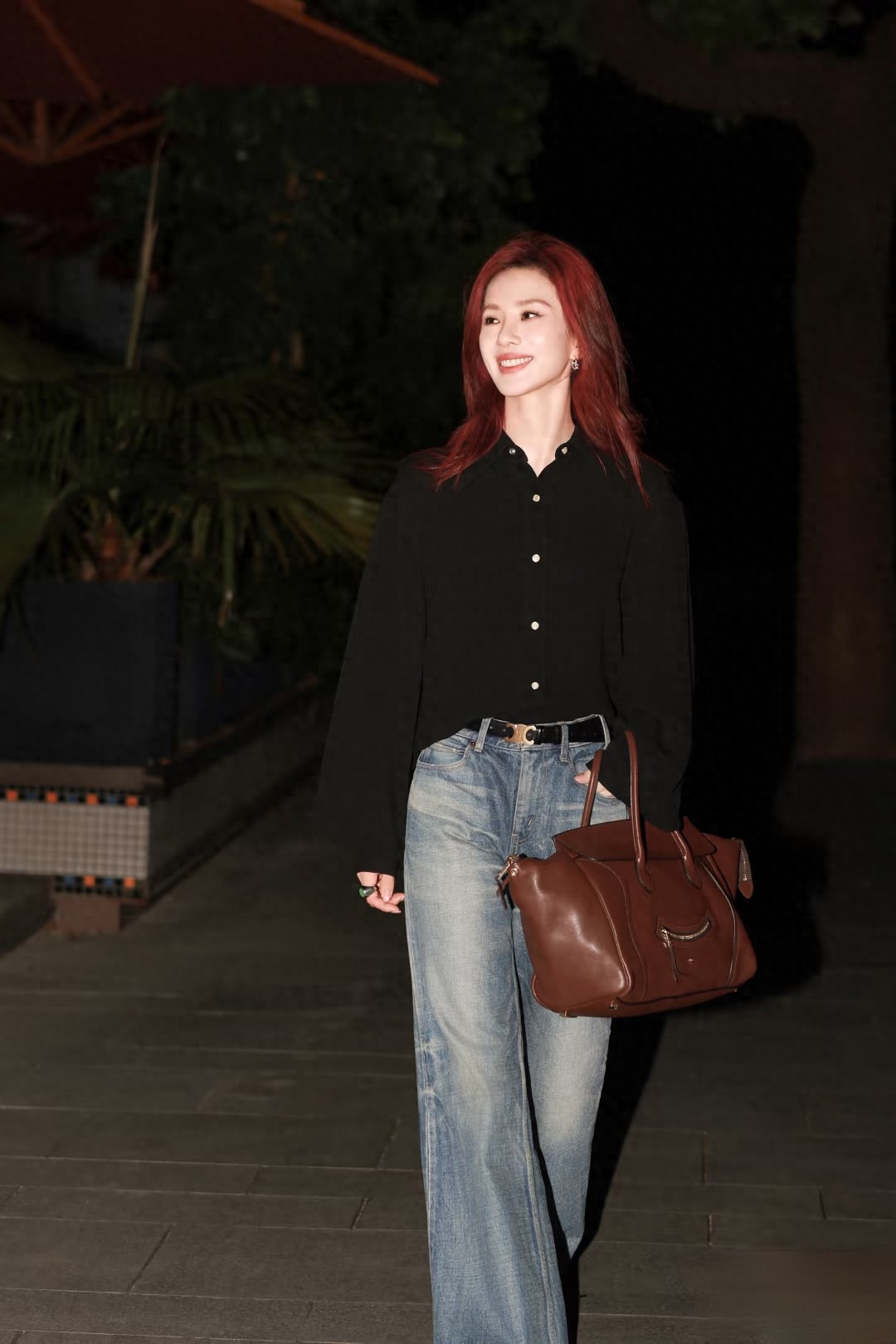 刘诗诗工作室分享美照,黑衬衫搭牛仔裤,红发衬得夜色都温柔